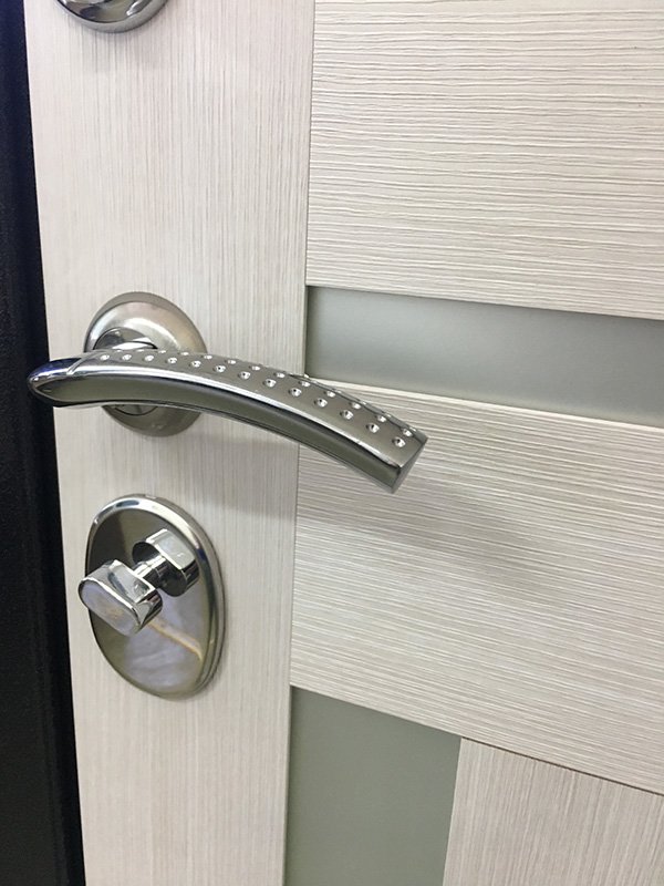 Расшаталась ручка входной двери.Что делать?