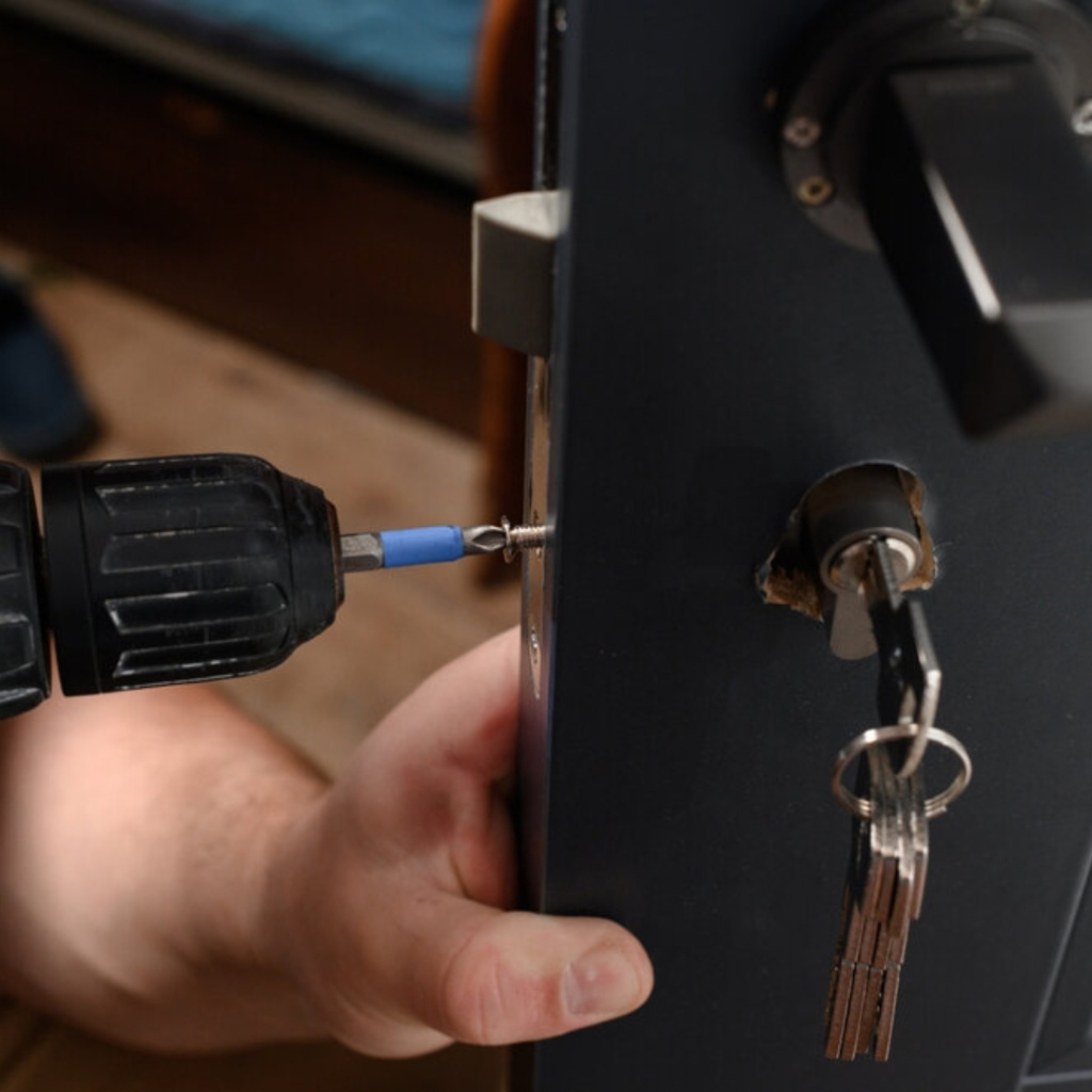 Врезка замков в Екатеринбурге.jpg